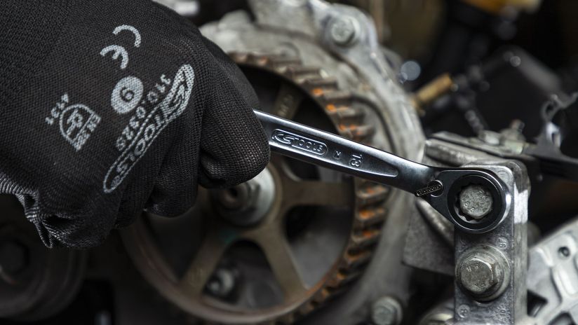 Gants de protection dans un atelier automobile