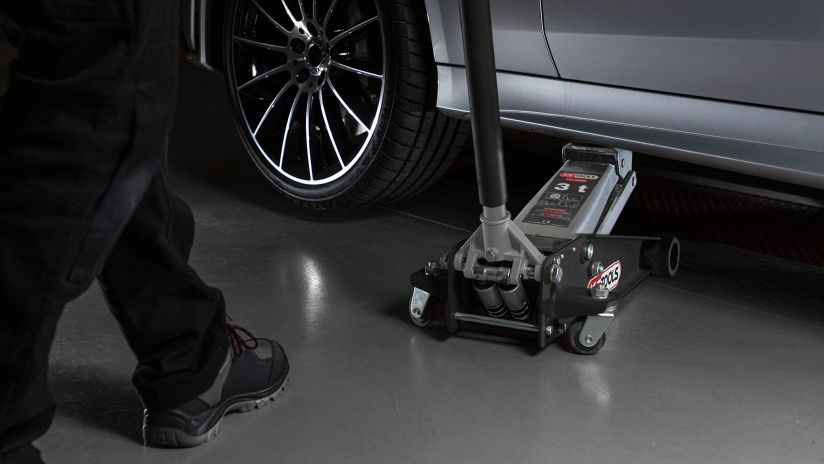 Une automobile posée sur un outil de levage