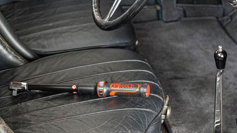 Un tiroir rempli d'outils de mécanique automobile