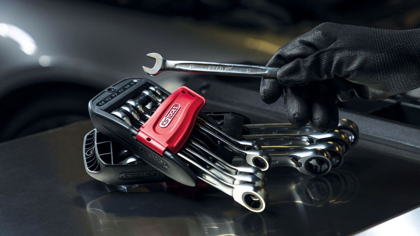 Des petits outils automobiles dans un garage professionnel