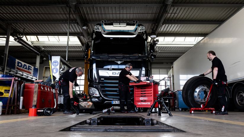 Un poids lourd dans un atelier automobile